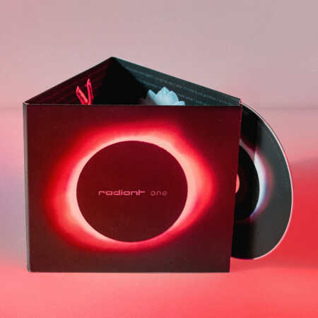 Albumcover "radiant one" – geöffnetes Digipack mit CD und Sonnenfinsternis-Motiv