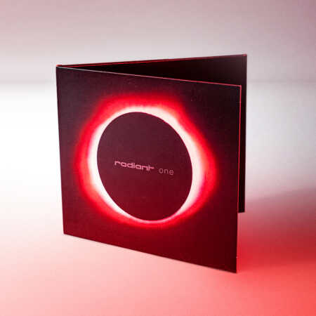 Albumcover "radiant one" – geschlossenes Digipack mit Sonnenfinsternis-Motiv