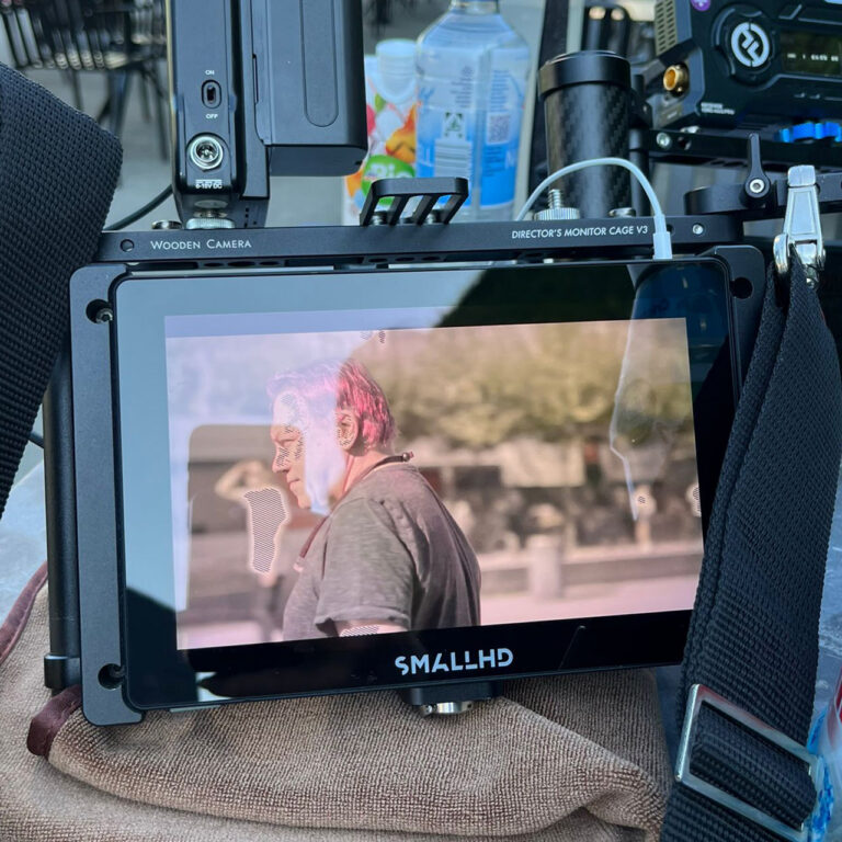 Behind-the-scenes: Regiemonitor mit Livebild am Filmset