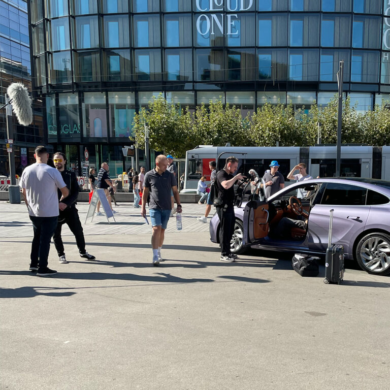 Behind-the-scenes: Filmkulisse mit Beleuchtung und Requisiten