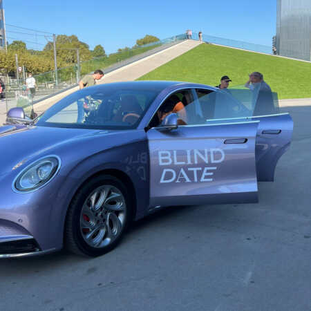 Behind-the-scenes: GWM ORA 07 mit "Blind Date"-Beschriftung auf der Fahrertür beim Kampagnendreh in Düsseldorf