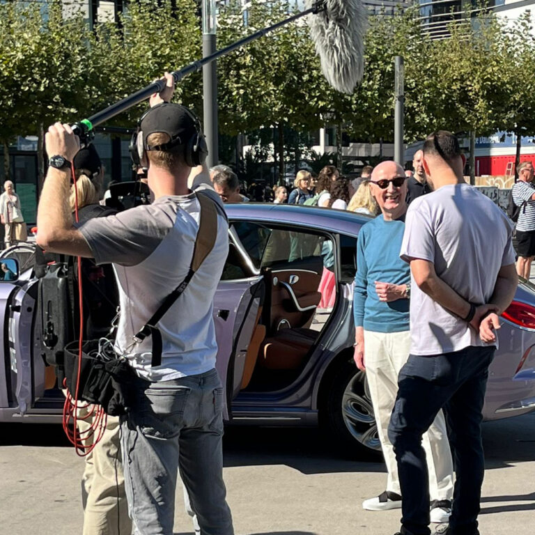 Behind-the-scenes: Tontechniker bei der Arbeit am Mischpult