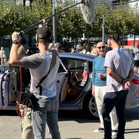 Behind-the-scenes: Filmaufnahme der GWM ORA Blind Date Kampagne in der Düsseldorfer Innenstadt – Kameramann filmt Reaktion eines Passanten am GWM ORA 07